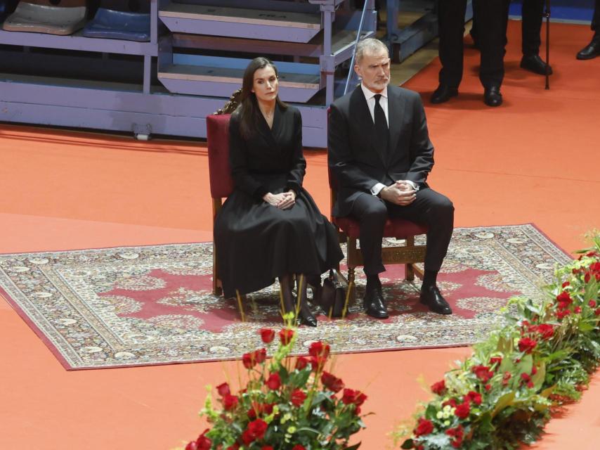 Los Reyes, de riguroso luto, escuchan la misa.