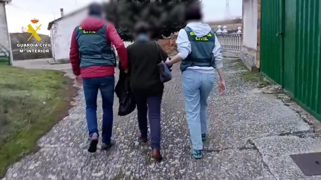 La Guardia Civil deteniendo a la falsa doctora.