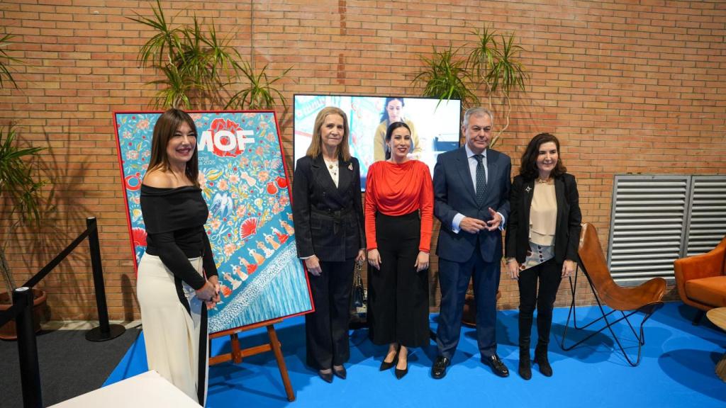 El alcalde de Sevilla y la Infanta doña Elena de Borbón, entre otras personalidades, en la presentación de SIMOF.
