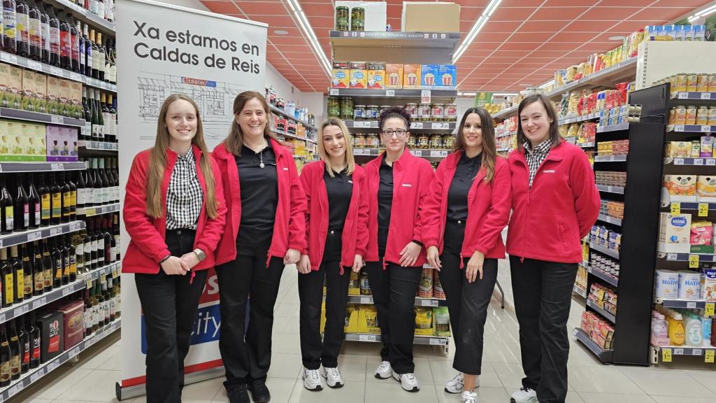 Personal de la nueva tienda de Vegalsa-Eroski en Caldas de Reis.