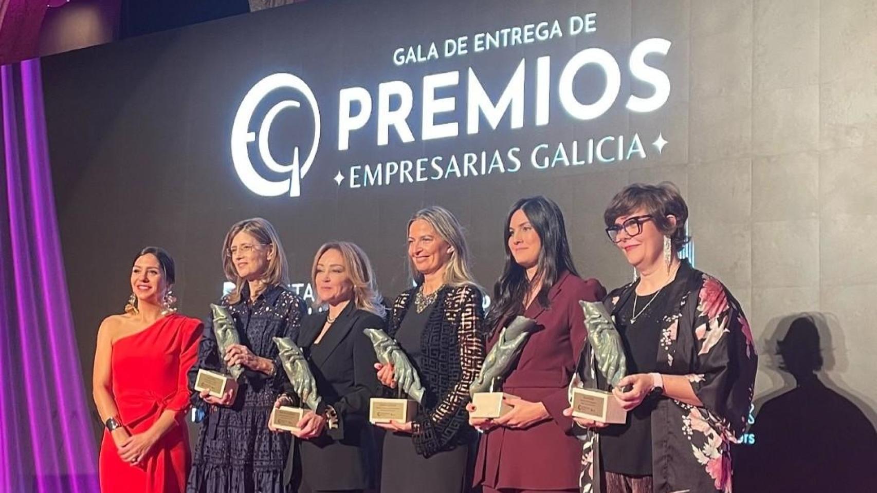 Susana Pérez, presidenta de Empresarias Galicia, junto con las cinco premiadas en la edición 2025