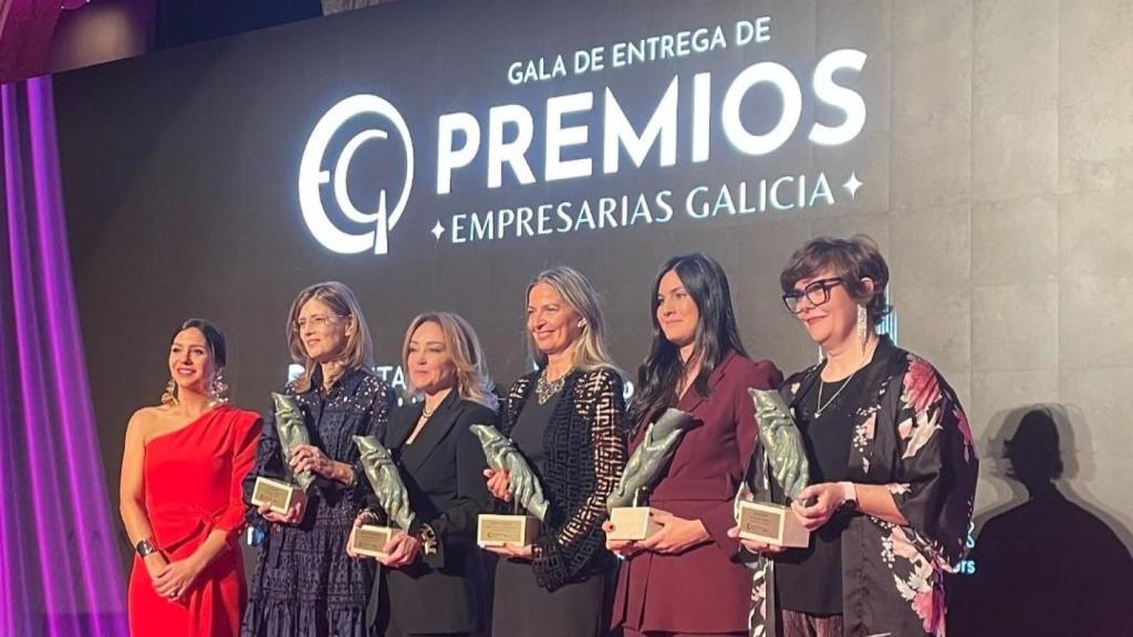 Susana Pérez, presidenta de Empresarias Galicia, junto con las cinco premiadas en la edición 2025