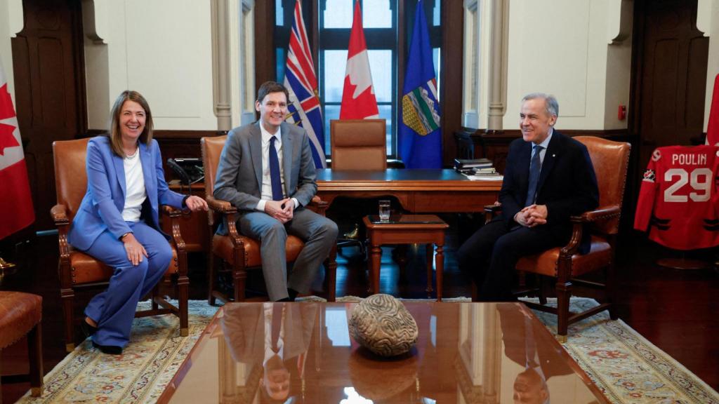 El primer ministro de Canadá, Mark Carney, se reúne con el primer ministro de Columbia Británica, David Eby, y la primera ministra de Alberta , Danielle Smith, en Parliament Hill en Ottawa, Ontario, Canadá, el 28 de enero de 2026.