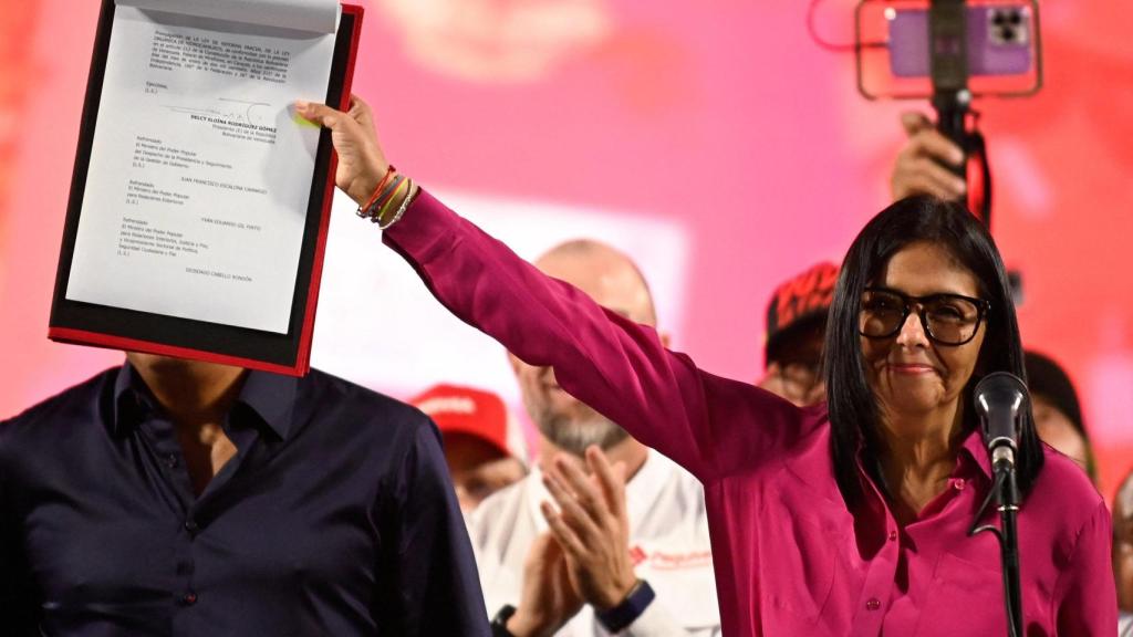 La presidenta interina de Venezuela , Delcy Rodríguez, muestra un documento durante una reunión en apoyo a la reforma de la principal ley petrolera del país.