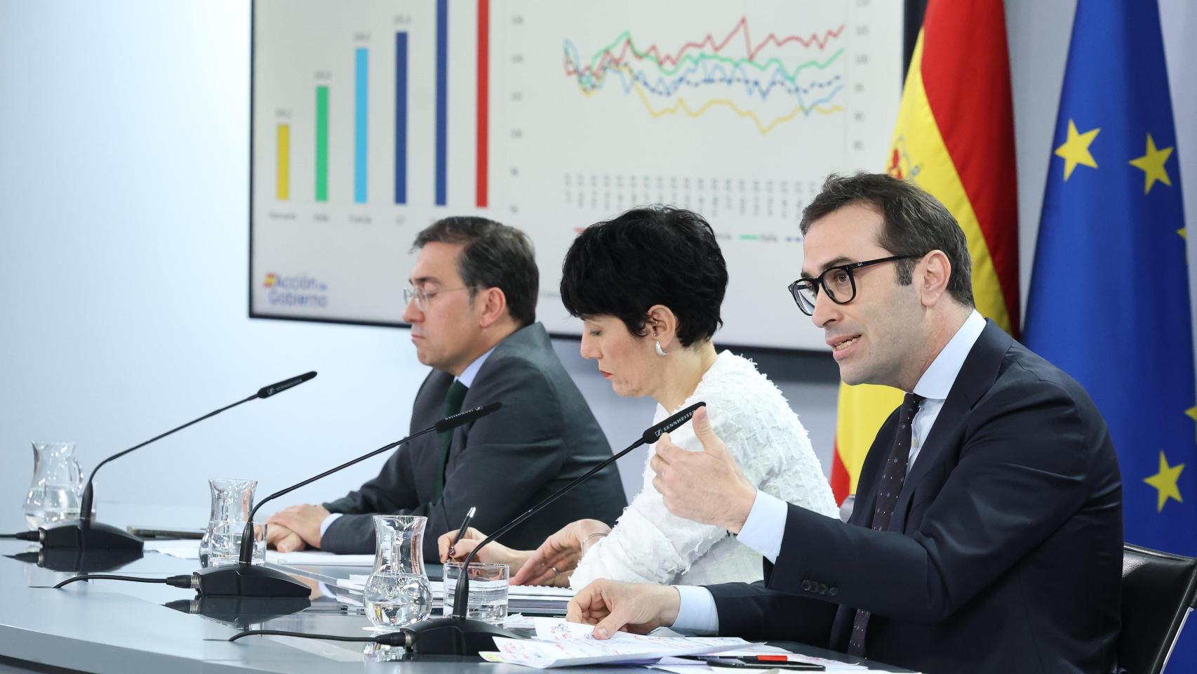 La ministra de Seguridad Social, Inclusión y Migraciones y portavoz del Gobierno, Elma Saiz (c), junto al ministro de Economía, Comercio y Empresa, Carlos Cuerpo (d) y el ministro de Asuntos Exteriores, Unión Europea y Cooperación, José Manuel Albares (i), ofrece una rueda de prensa tras el primer Consejo de Ministros del año.