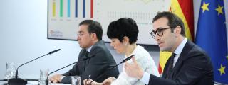 La ministra de Seguridad Social, Inclusión y Migraciones y portavoz del Gobierno, Elma Saiz (c), junto al ministro de Economía, Comercio y Empresa, Carlos Cuerpo (d) y el ministro de Asuntos Exteriores, Unión Europea y Cooperación, José Manuel Albares (i), ofrece una rueda de prensa tras el primer Consejo de Ministros del año.