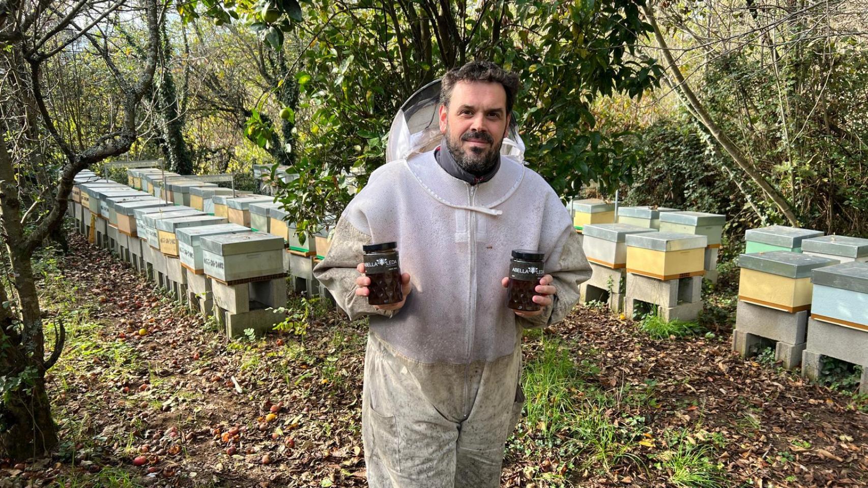 Joseba Aramburu en uno de los colmenares de Abellaleda