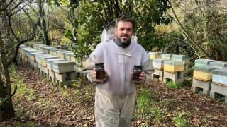 Joseba Aramburu en uno de los colmenares de Abellaleda