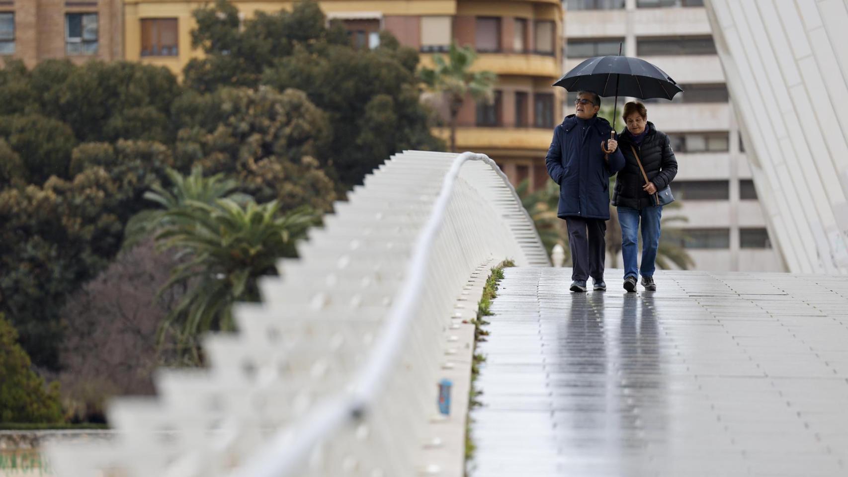 Dos personas paseando bajo la lluvia.