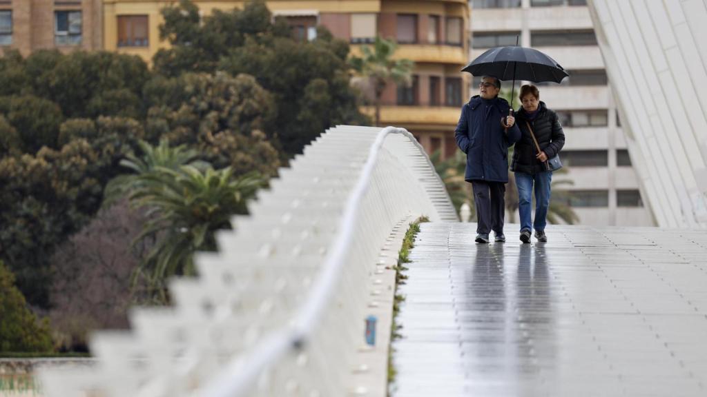 Dos personas paseando bajo la lluvia.