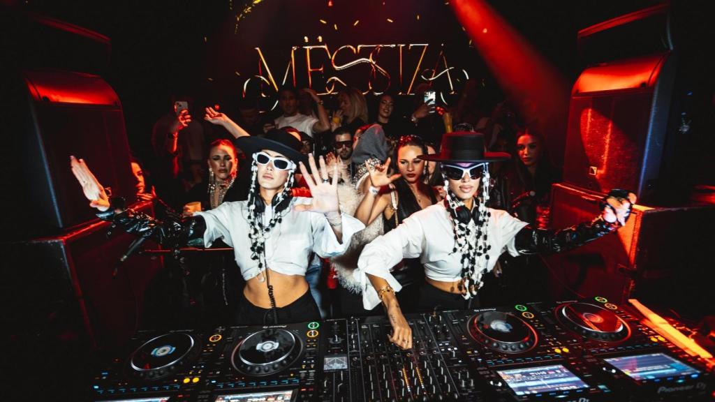 MËSTIZA actuando durante una sesión.