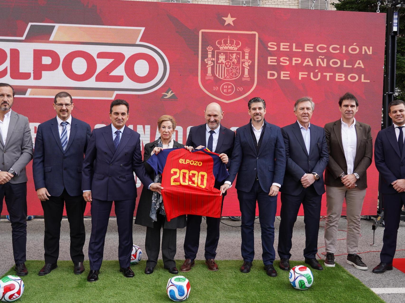 Directivos de El Pozo Alimentación y de la Real Federación Española de Fútbol (RFEF), durante la firma del acuerdo de patrocinio oficial de La Roja hasta 2030