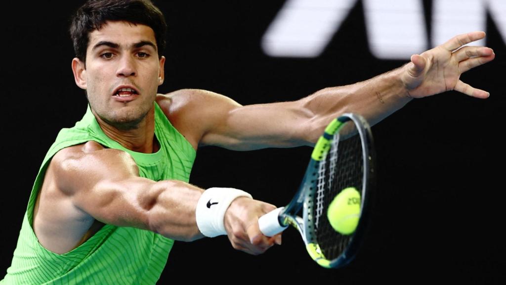 Alcaraz ejecuta un golpe con su revés en el partido ante Zverev.