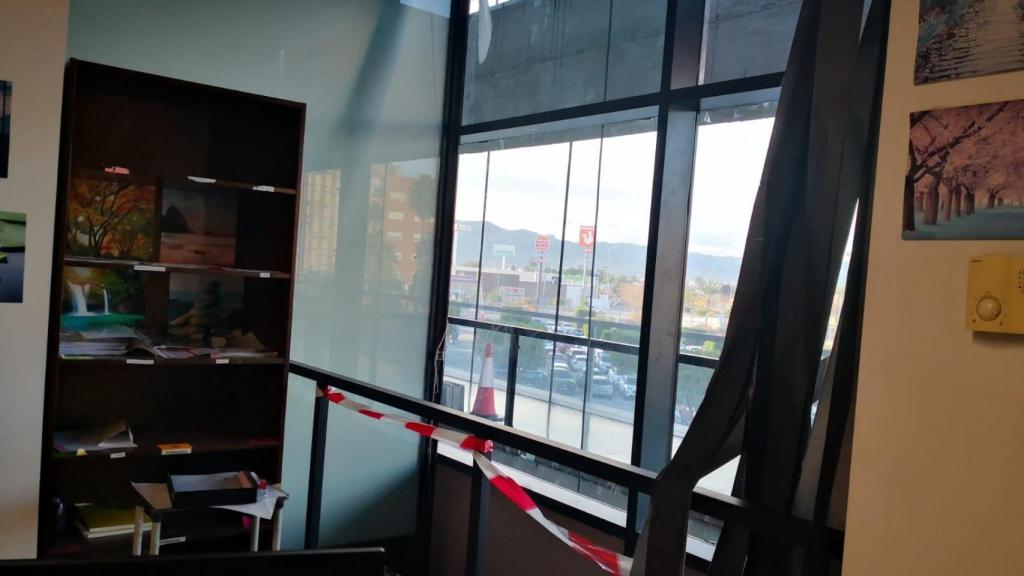 Vista interior de dependencias judiciales en Murcia, con vallas y cintas ante fachadas sin cristaleras