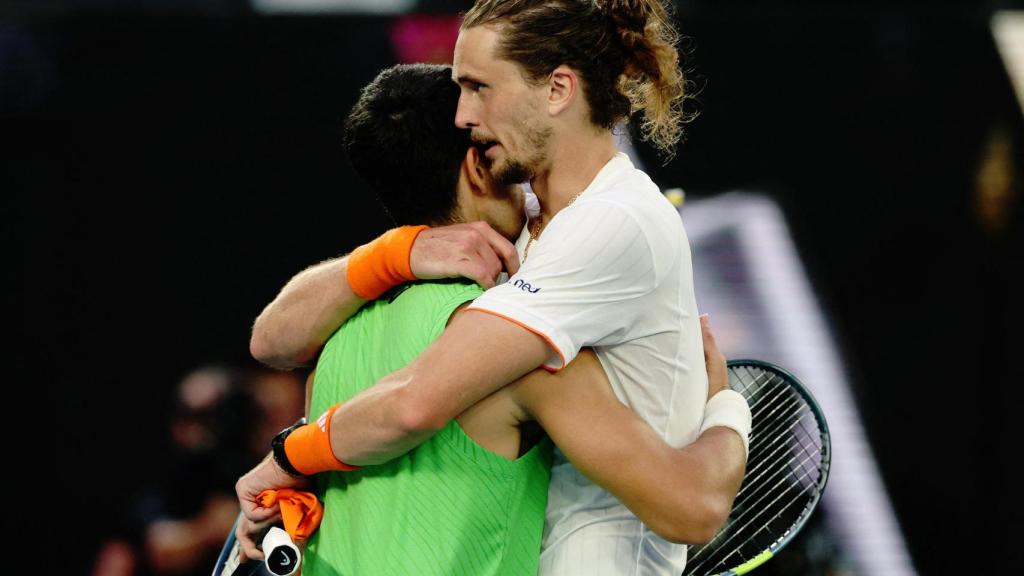 Zverev y Alcaraz se funden en un abrazo.