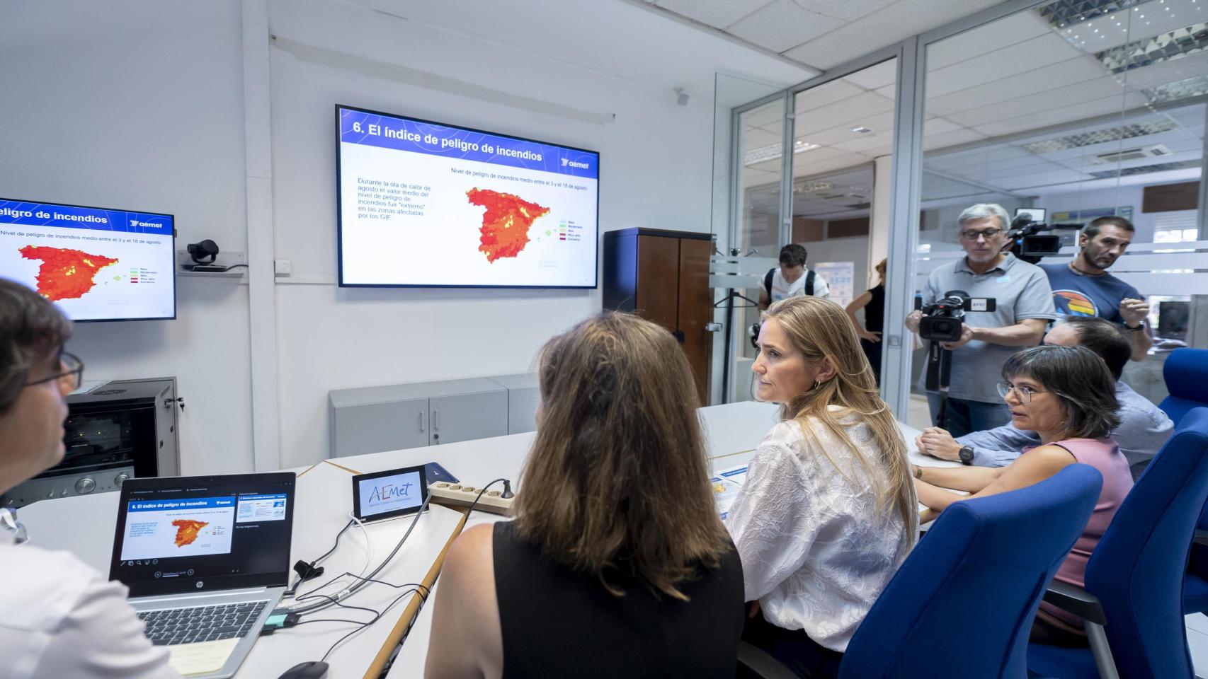 La vicepresidenta del Gobierno y ministra para la Transición Ecológica y el Reto Demográfico, Sara Aagesen (c), durante su visita al Centro Nacional de Predicción de la Agencia Estatal de Meteorología (Aemet), a 29 de agosto de 2025