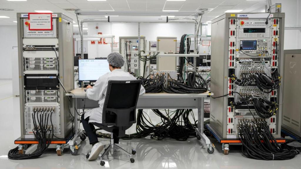 Interior de las instalaciones de Airbus Crisa en Tres Cantos (Madrid)