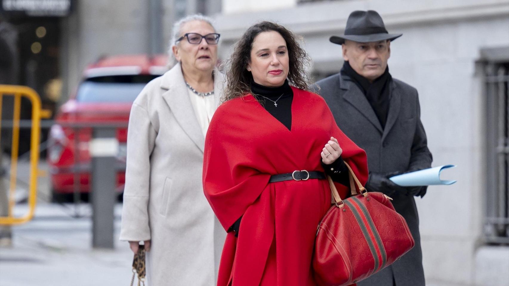 Las investigadas Carmen Pano (i) y Leonor González (d) a su llegada este viernes a la Audiencia Nacional para declarar por el 'caso Hidrocarburos'.