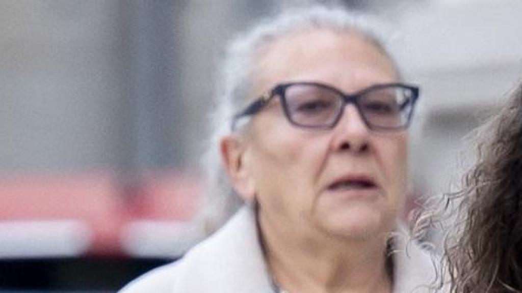 Las investigadas Carmen Pano (i) y Leonor González (d) a su llegada este viernes a la Audiencia Nacional para declarar por el 'caso Hidrocarburos'.