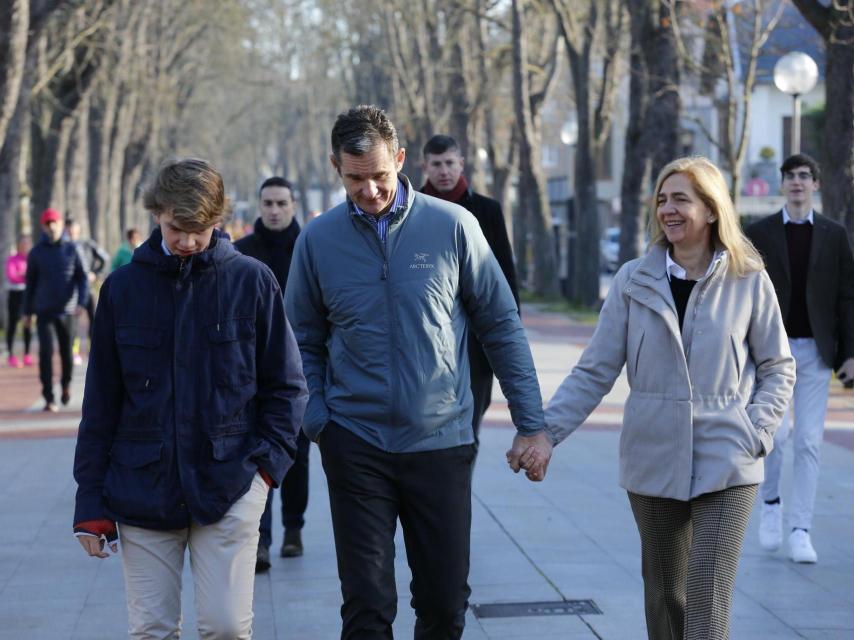 Iñaki paseando con su familia por Vitoria, en la Navidad de 2019.