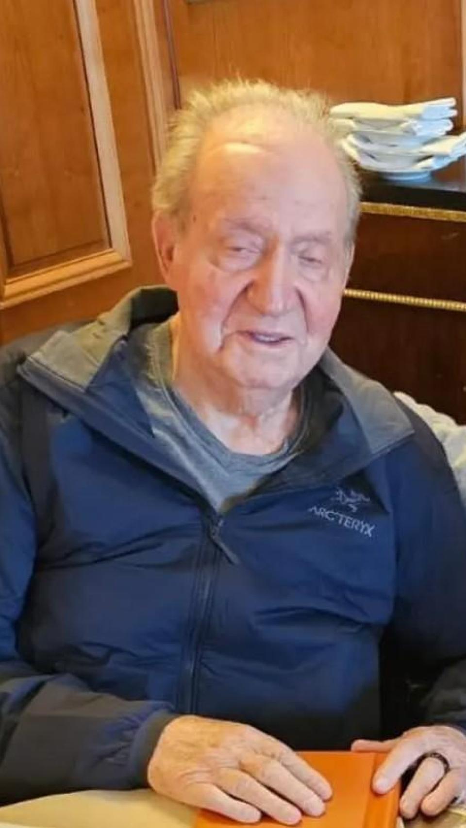 Juan Carlos I luciendo la chaqueta.