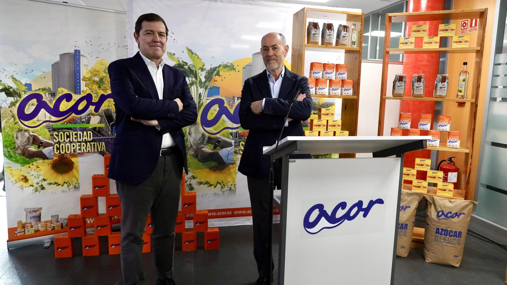 El presidente de la Junta y del PP de Castilla y León, Alfonso Fernández Mañueco, durante su visita a la planta de tratamiento de aceites y oleaginosas de Acor, en el municipio vallisoletano de Olmedo, este viernes