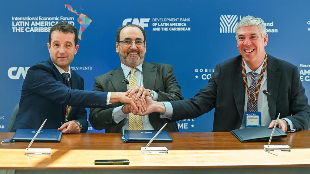 Ángel Escribano, presidente ejecutivo de Indra Group, Sergio Granados - Presidente Ejecutivo CAF, y José Vicente de los Mozos, CEO de Indra Group, tras firmar el acuerdo.