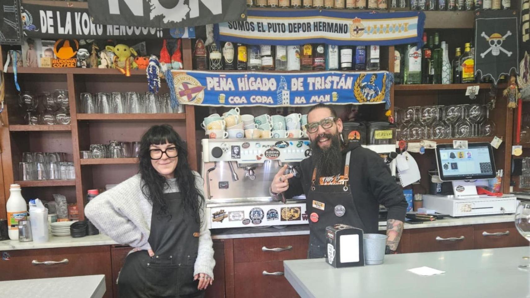 Iria y Álex, propietarios de Buddha Coffee en el barrio de Elviña (A Coruña)