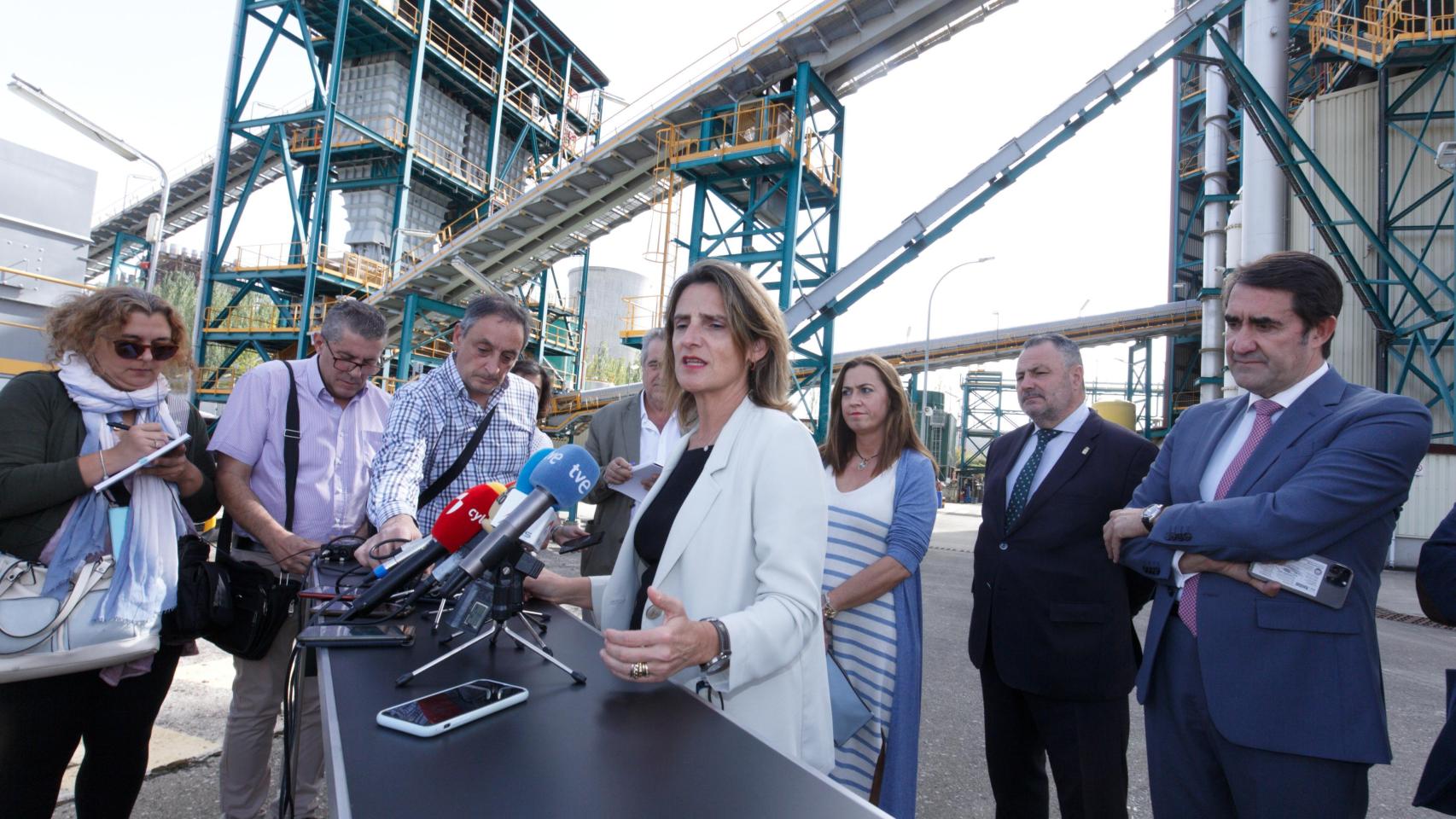 La vicepresidenta del Gobierno y ministra para la Transición Ecológica y el Reto Demográfico, Teresa Ribera (C), durante su visita las instalaciones de la Fundación Ciudad de la Energía, Ciuden, en Cubillos del Sil (León)