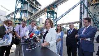 César Sánchez / ICAL . La vicepresidenta del Gobierno y ministra para la Transición Ecológica y el Reto Demográfico, Teresa Ribera (C), durante su visita las instalaciones de la Fundación Ciudad de la Energía, Ciuden, en Cubillos del Sil (León)