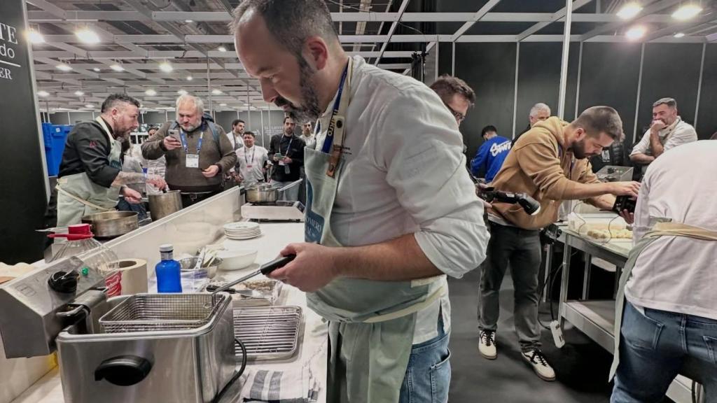 Sergio Moreno elaborando su croqueta en Madrid Fusión.