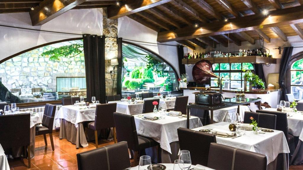 Comedor del restaurante Molino de Alcuzena.