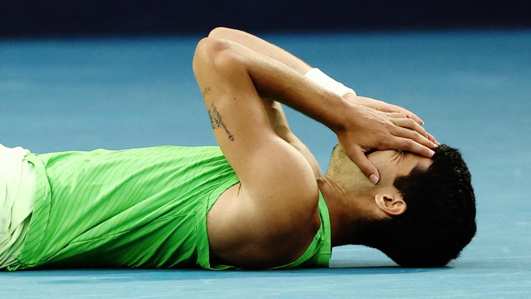 Carlos Alcaraz se tira al suelo para celebrar su victoria en las semifinales del Open de Australia.