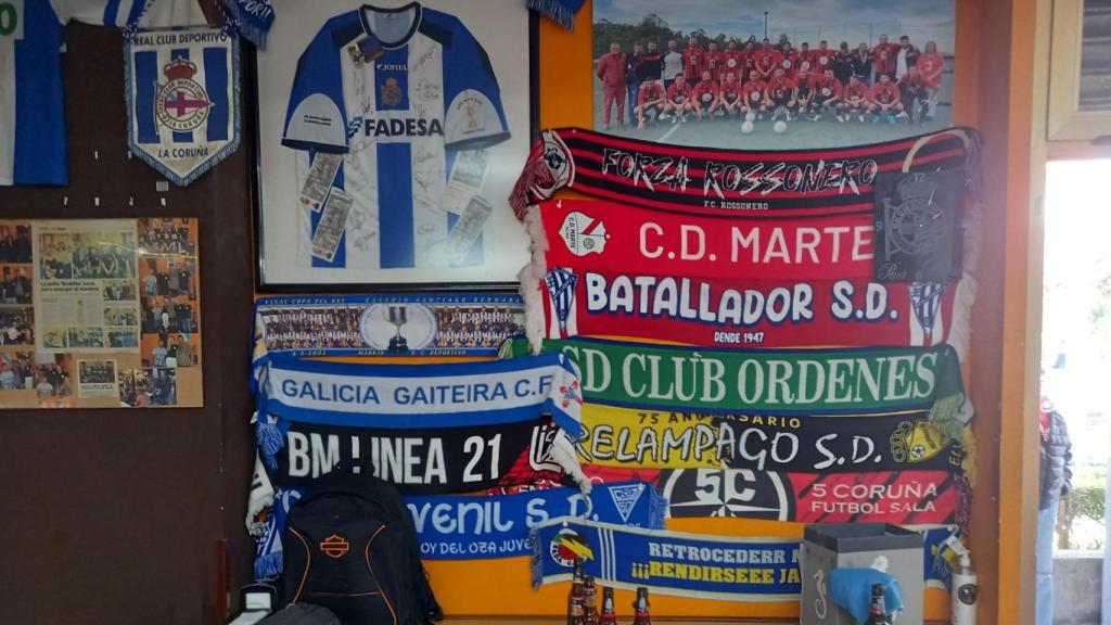 Bufandas de diferentes equipos de A Coruña en el Buddha