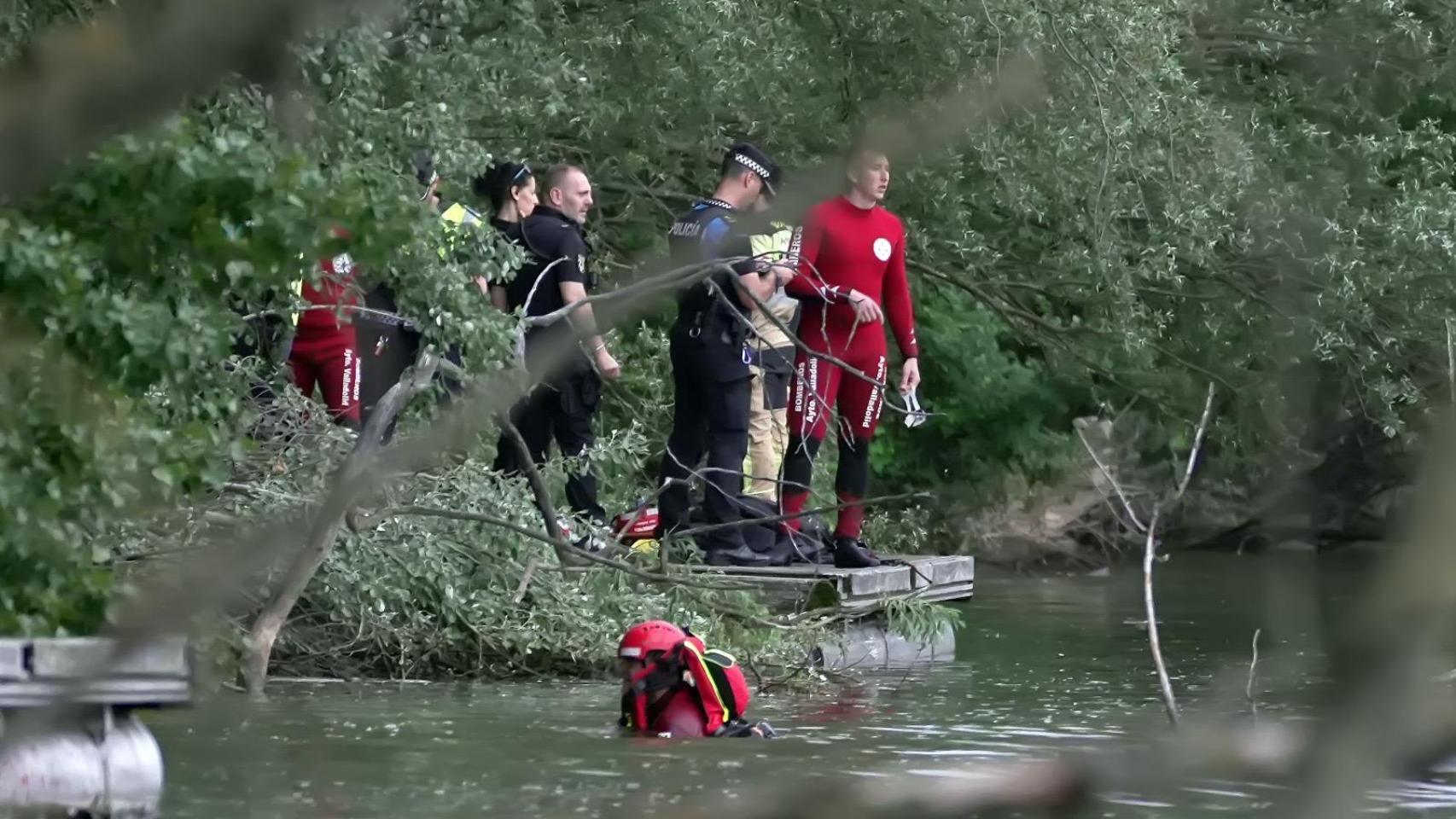 Imagen de archivo de los servicios de emergencia durante una búsqueda en el río Pisuerga.