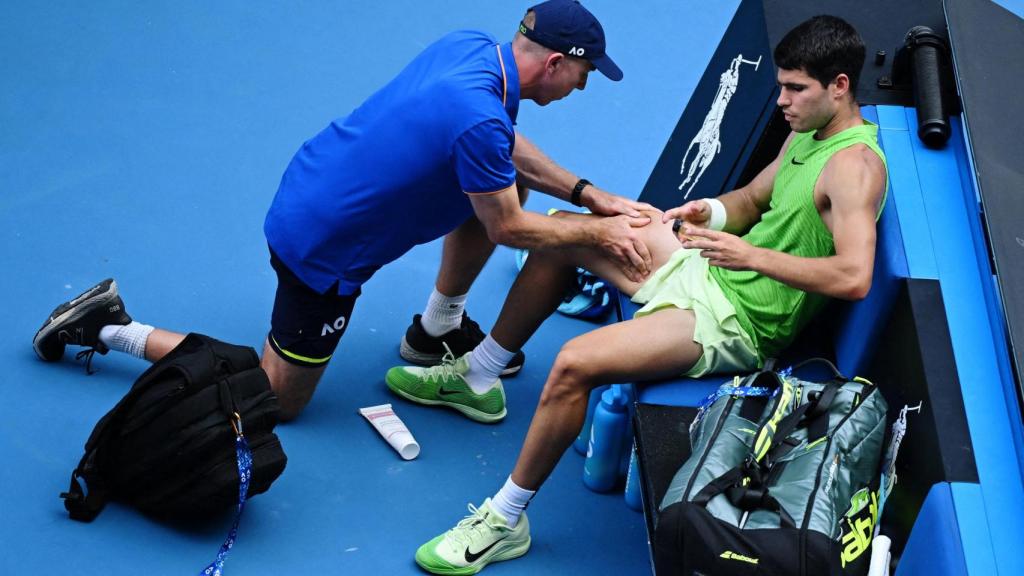 Carlos Alcaraz, atendido en el banquillo por los servicios médicos.