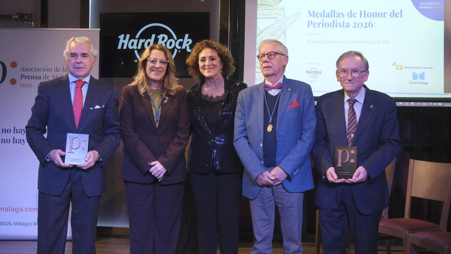 Elena Blanco, en el centro, con los premiados.