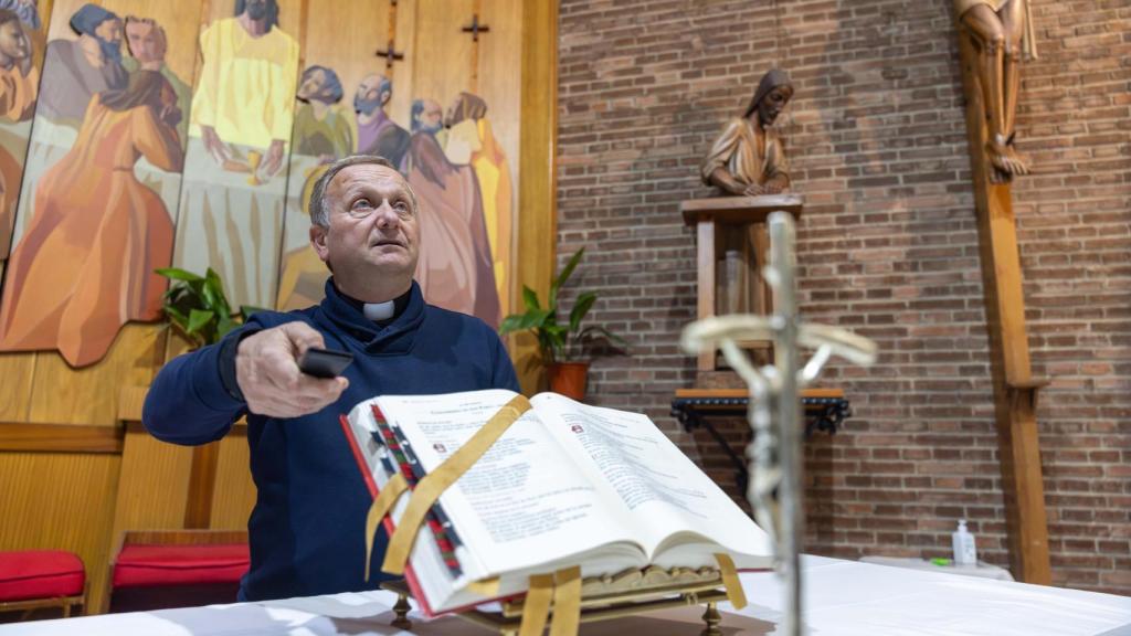 Quillo cambiando los planos del directo con su mando control.