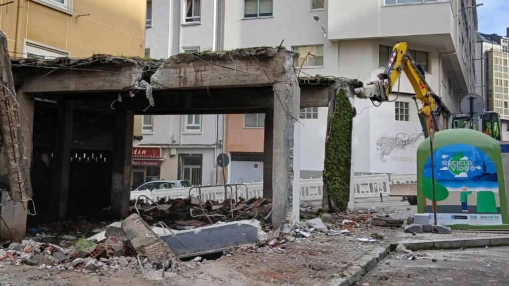 Derriban en A Coruña el galpón entre las calles San Diego y Petín.