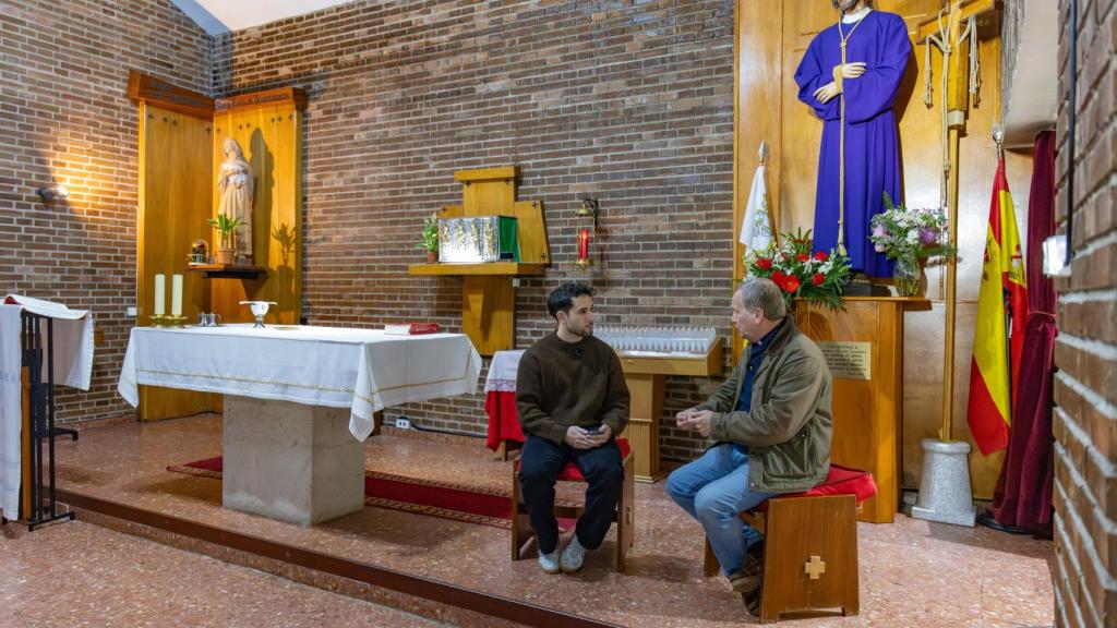 Quillo conversando con Sergio Perea, periodista de El Español de Castilla-La Mancha, en su parroquia.