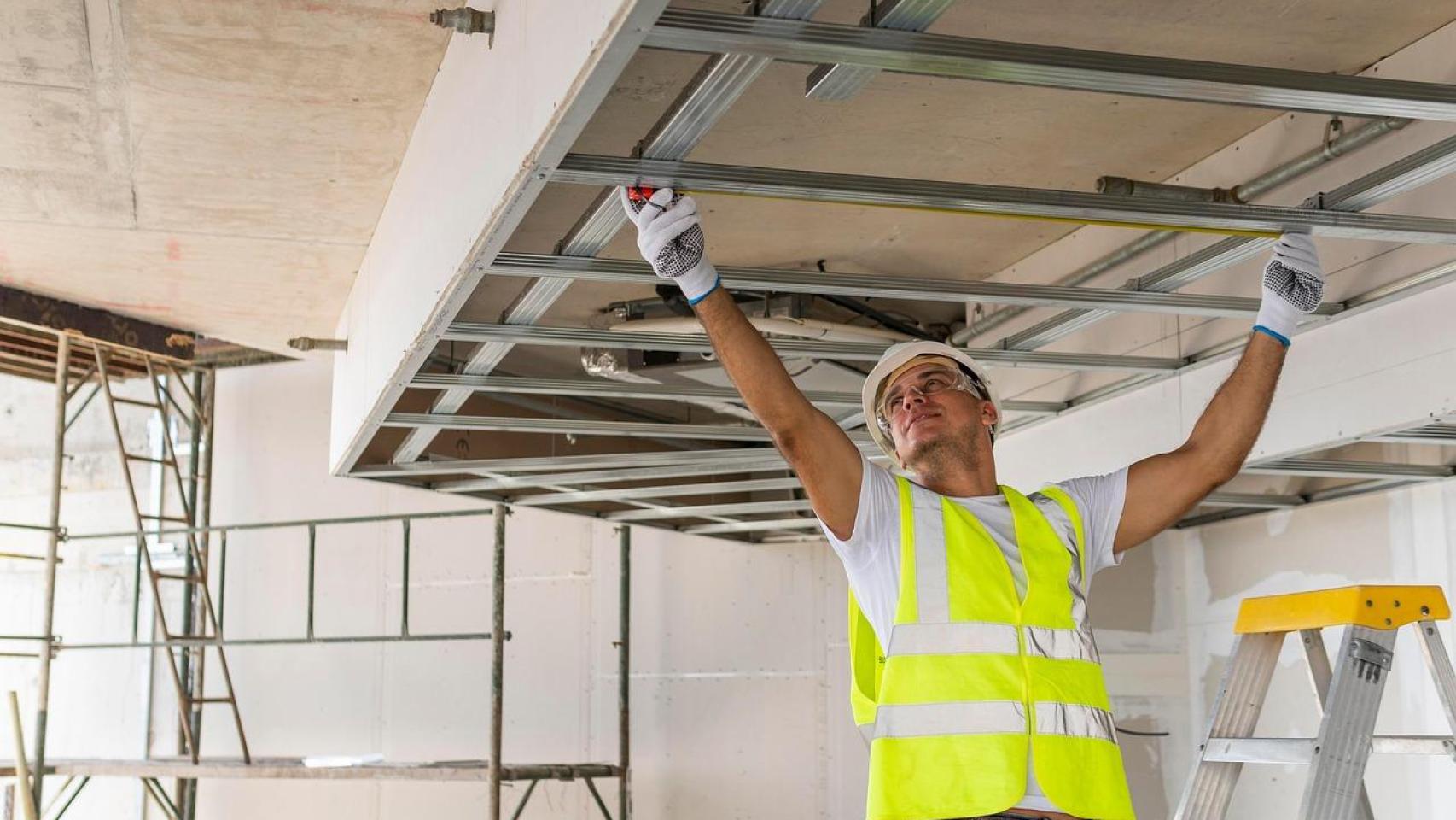 Un albañil reformando una vivienda.