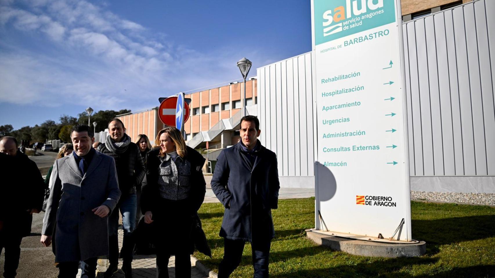 Pilar Alegría, este viernes a las puertas del Hospital de Barbastro.