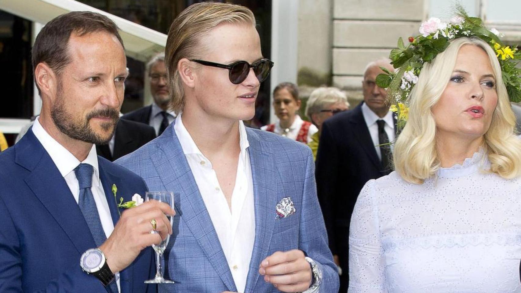Haakon de Noruega, Marius Borg y Mette Marit.