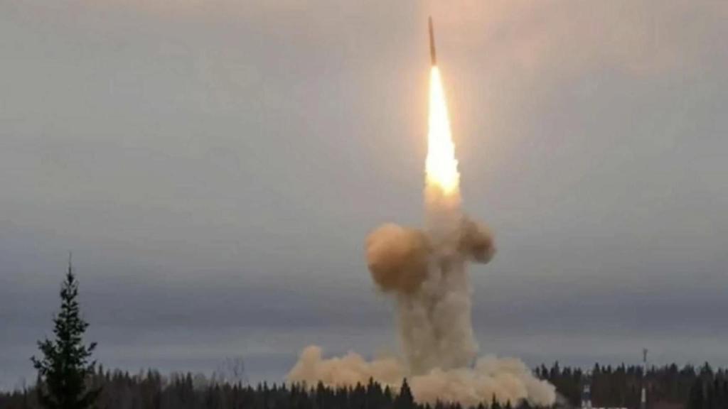 El Oreshnik es un misil balístico de alcance intermedio lanzado desde tierra, con un alcance de entre 800 y 5.000 kilómetros según la carga útil.