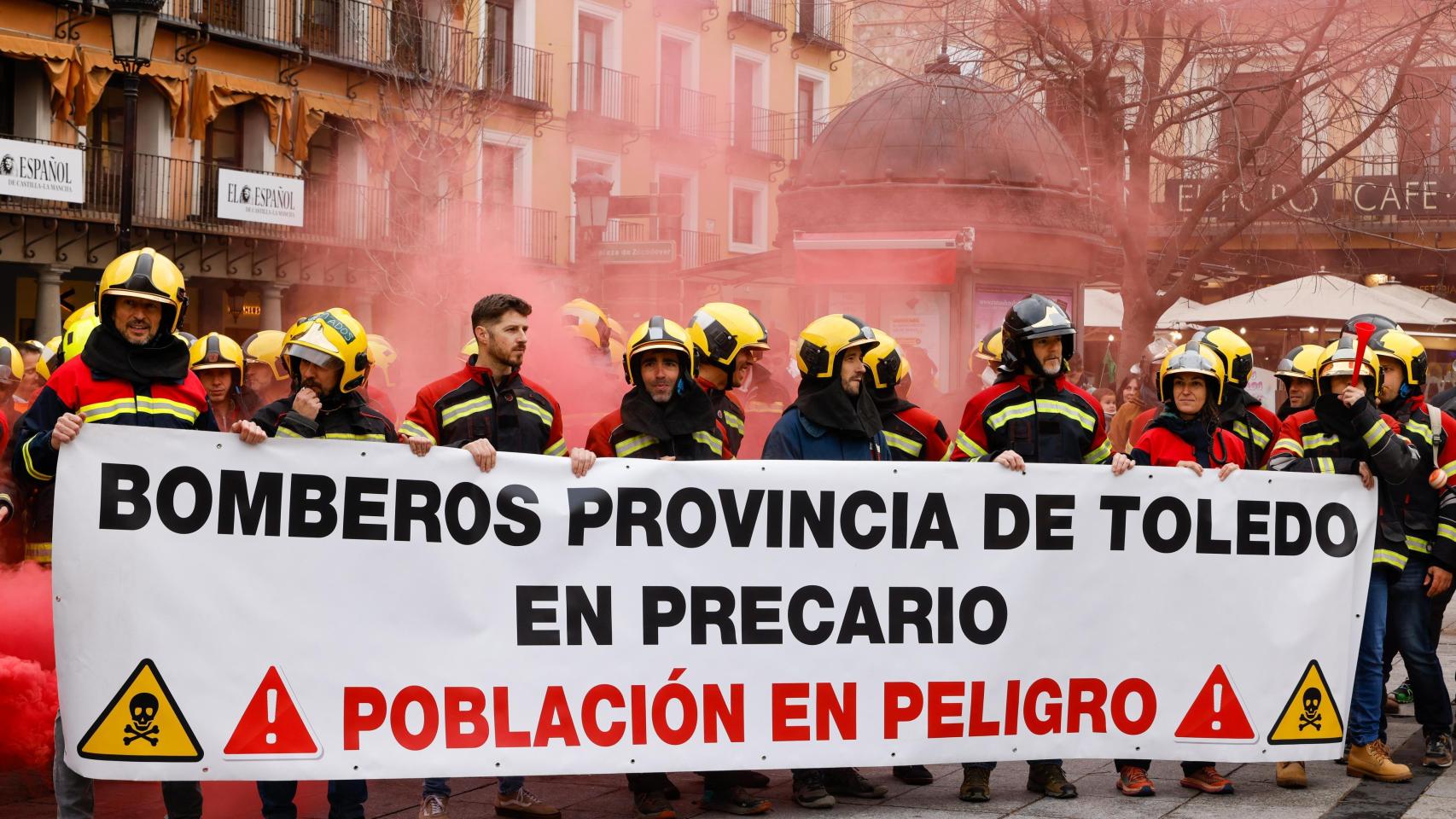 Bomberos del Consorcio de Toledo durante la manifestación realizada este viernes.