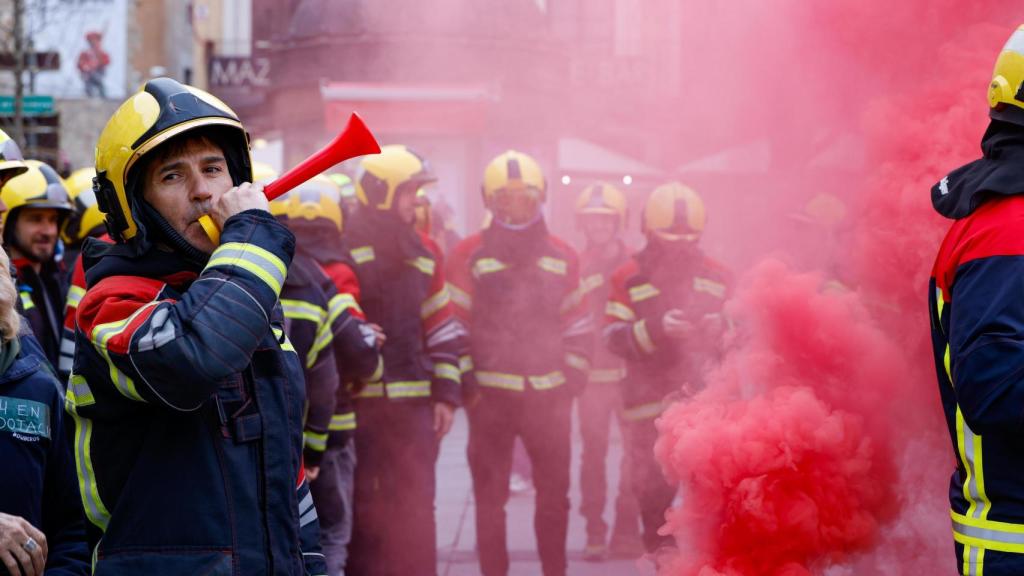 Manifestación de los Bomberos del Consorcio de Toledo con salida en la Plaza de Zocodover.