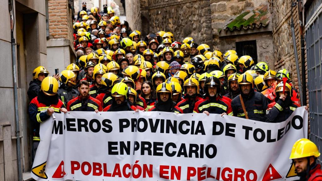 Manifestación de los Bomberos del Consorcio de Toledo por las calles del casco histórico de Toledo.