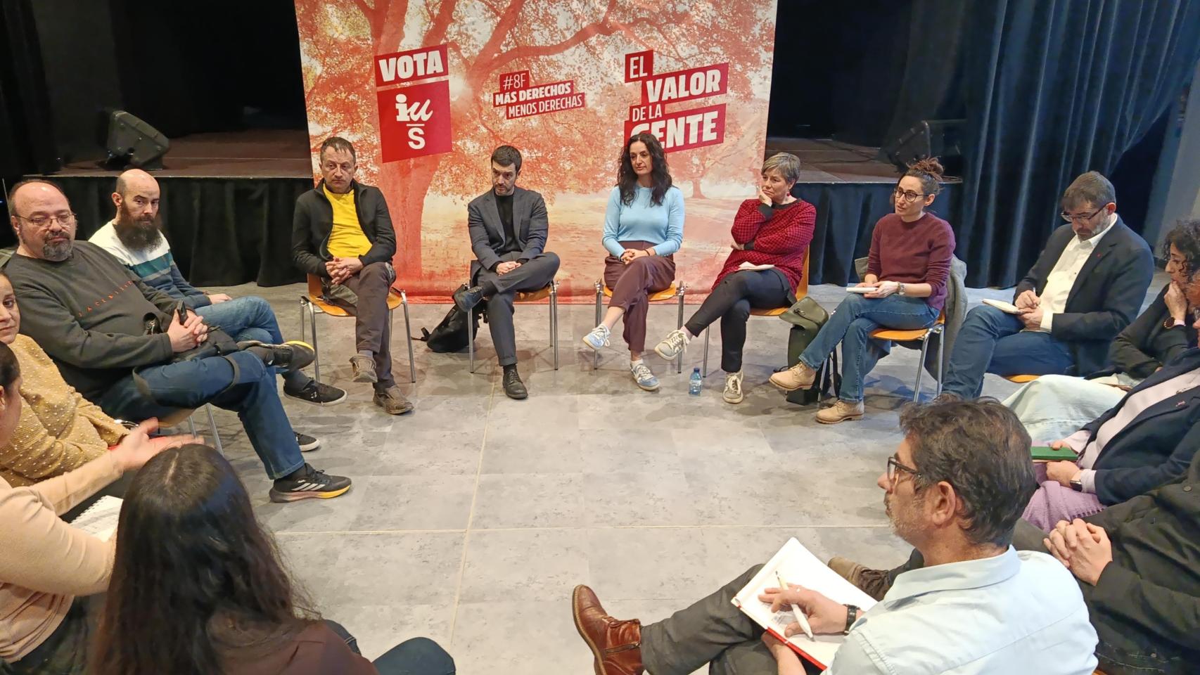 Pablo Bustinduy (IU-Sumar) y Marta Abengochea, en un acto de campaña en Zaragoza