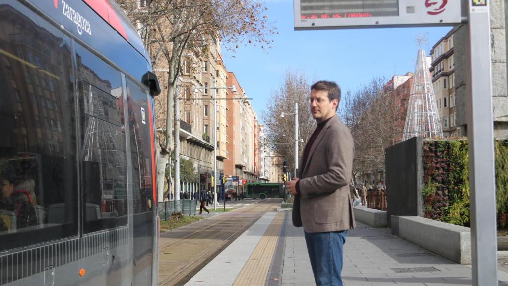 Jorge Pueyo, en una parada del tranvía de Zaragoza