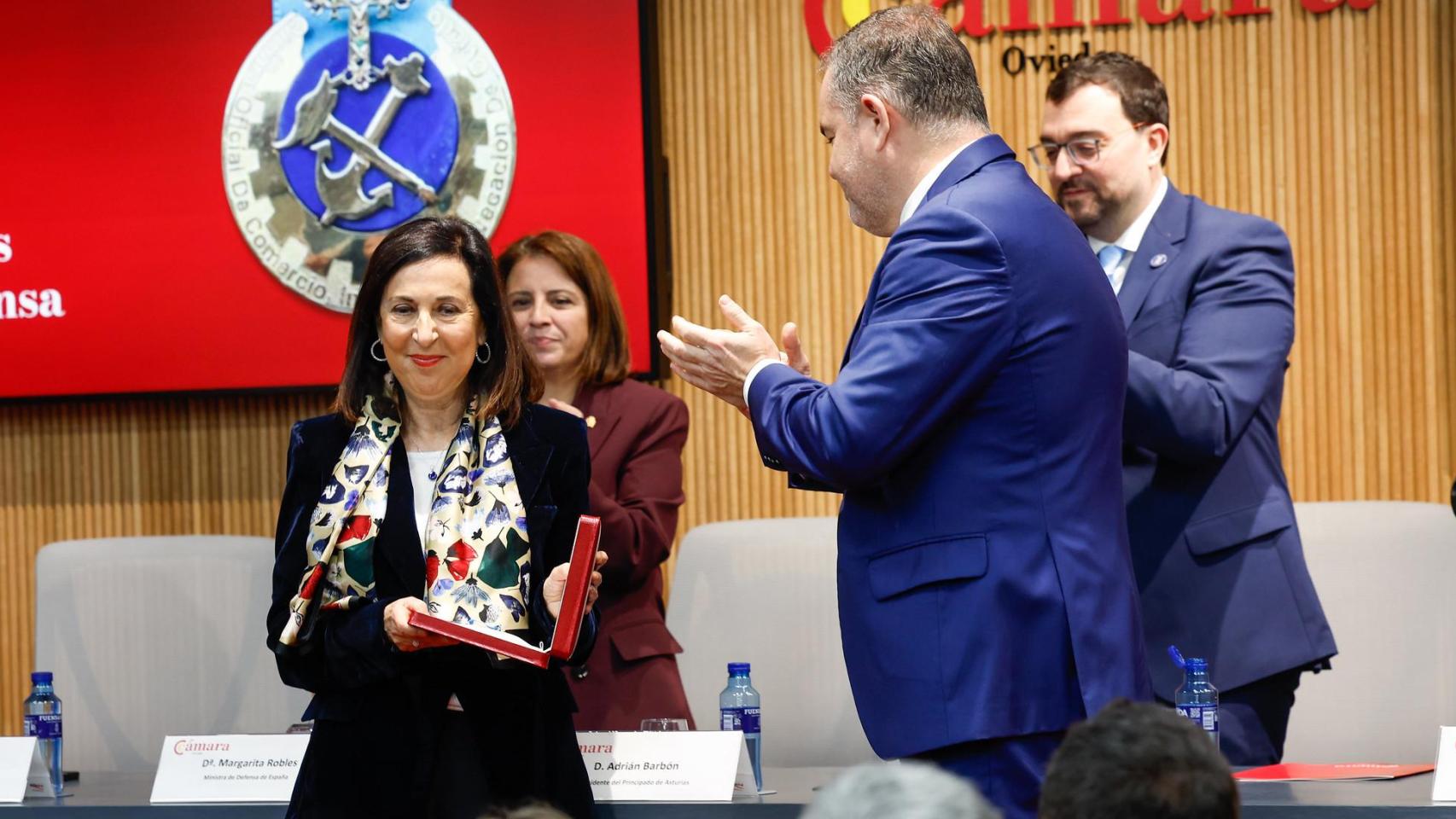 Margarita Robles recibiendo la Medalla de Oro de la Cámara de Comercio de Oviedo, de manos de presidente de la institución Carlos Paniceres.